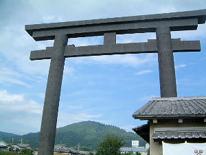 大神神社大鳥居の背後に見える三輪山