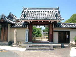 法華寺の門