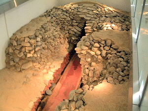 復元された竪穴式石室