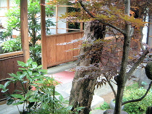 中庭　渡り廊下　奈良の宴会