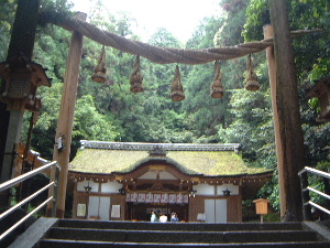 狭井神社の鳥居